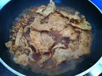 step3: 用平底鍋免油將雞肉片煎熟，加入半杯水鹽巴少許，耗油，煮滾。