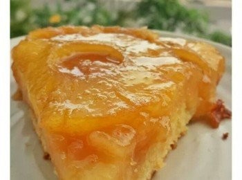 step4: 加入之前攪拌好的蛋白輕手拌勻，倒入蛋糕模內。放入烤箱烘烤45至55分鐘，用牙籤插入蛋糕內，抽出若沒有蛋糕沾在牙籤上即可，待涼後將蛋糕脫模，上層就會有一層鳳梨囉！