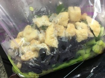 step5: 將所有材料加入大保鮮袋袋中, 再加入<span class="group_2">汁料</span>, 封口後攪至平均入雪櫃, 吃時倒出食用