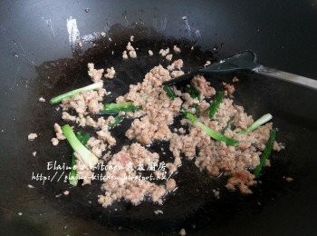 step9: 燒紅鑊 , 爆香蔥段及豬肉碎 , 炒至豬肉轉色