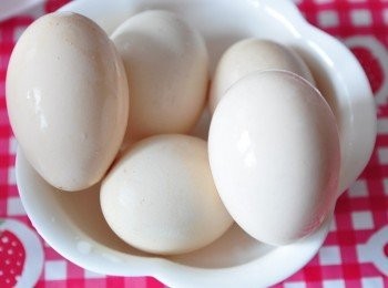 step1: 將雞蛋輕輕的刷洗乾淨