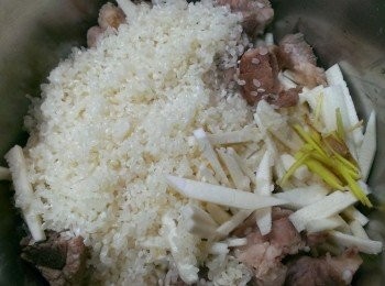 step1: 米洗好~荀子切絲~排骨川燙過~少許薑絲~香菇洗淨~