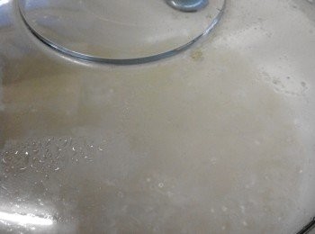 step1: 1.猪骨洗净，加清水在锅中用旺火熬1.5小时，捞出猪骨，滤去骨渣，加入洗净的泡约半小时的大米
先用旺火燒開，然後用慢火熬1小時半左右，成為乳白色的粥。