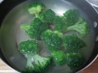 step9: 在煮湯底的同時 , 取另一小鍋把青花菜汆燙好