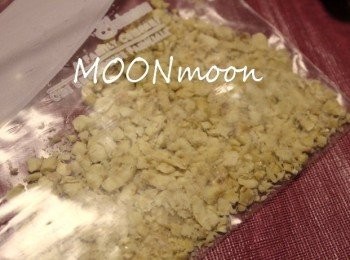 step15: 取出焗香之榛子，放入密實袋，用硬物弄碎即成。