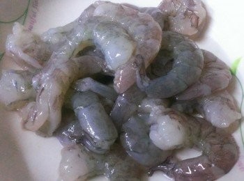 step1: 蝦仁洗淨~去腸泥~背切一刀不要斷~用楜椒米酒淹十分鐘~起油鍋二面煎至五分熟~葱切珠~不要太細~