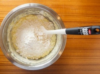 step5: 將檸檬汁、鹽巴、與過篩後的麵粉、泡打粉和小蘇打粉加入。(麵粉類的材料分兩次加入，這樣比較好拌均勻) 用OXO好好握耐熱刮刀，止滑的握把更省力。