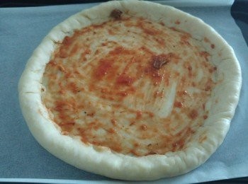 step5: 塗上意粉醬加上自己喜歡的配料。