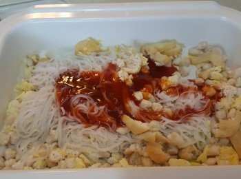 step4: 將泰式粉條及<span class="group_2">醬料</span>加入，炒勻。