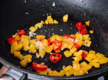 step2: 再下少許油，炒蒜蓉，辣椒和甜椒 （下少許鹽和黑胡椒粉調味）