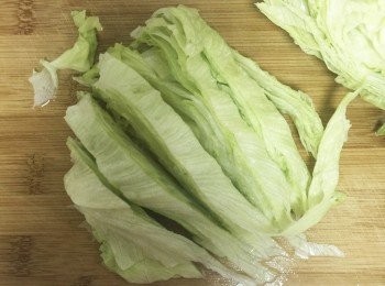 step2: 生菜洗淨瀝乾水份切粗絲 ; 小黃瓜洗淨後切絲泡冰水冰鎮10分鐘後瀝乾備用。