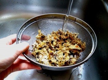 step2: 甘旬去皮切片 , 乾菊花亦用水沖洗乾淨及瀝乾水份