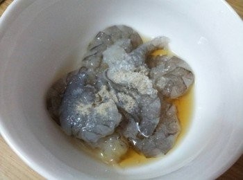 step3: 蝦子加入紹興酒 , 胡椒粉和鹽醃1小時