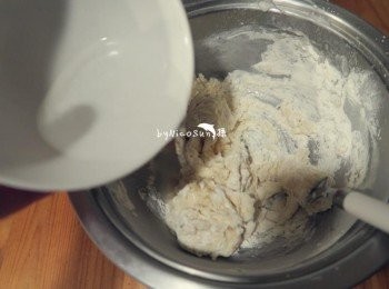 step2: 全部攪拌.水慢慢加.以免過濕