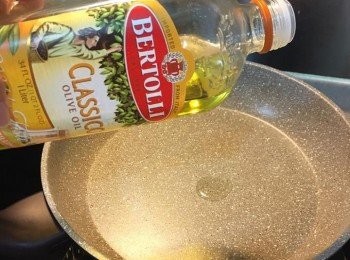 step4: 加少許可以煎、炒、煮既百得利健康油落鑊