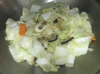 step4: 下白菜和<span class="group_2">調味料</span>拌炒到軟。