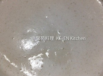 step3: 2倒回鍋內加入牛奶加熱、滾後加入鹽、糖即可食用（上面潵上乾巴西里粉）