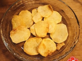 step8: 將炸好薯片平舖於蒸碟上