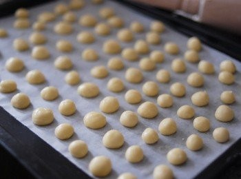 step4: 然後拿出約黃豆大小的麵糰，搓圓，放在烘焙紙上，饅頭之間要留點空間