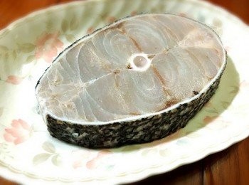 step2: 鍋中放入800cc的水，並開大火滾煮，且一併放入蕃茄，好讓蕃茄的味道能入味，等待水滾沸後，再依序放入巨無霸大明蝦【澎湖野生水產】、龍膽石斑【澎湖水產】，轉小火燉煮軟嫩並蓋上鍋蓋，約滾煮約15-20分鐘，再翻鍋蓋看是否有軟嫩熟(注意不能汆燙過久，以免影響巨無霸大明蝦【澎湖野生水產】、龍膽石斑【澎湖水產】肉質太老)，