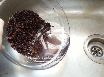 step3: 將浸好的紅豆倒去水份 , 黑糯米洗淨