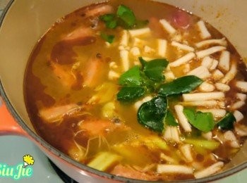 step3: 加所有配料，青檸及蝦肉隨外。滾十五分鐘。