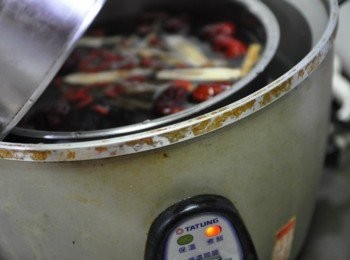 step5: 有請咱家之寶【大同電鍋】搞定~(外鍋水約2.5碗水)