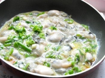 step5: 因牡蠣未瀝乾水份，所以有湯汁，再加些少許米酒及1中匙胡麻油滾煮，放些鹽巴調味即可