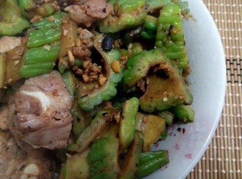 step5: 然後下腩排兜炒，炒至半熟後下苦瓜至熟透便可上碟。