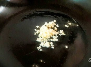 step8: 鍋子中加入一匙油燒熱 , 把蒜頭加入