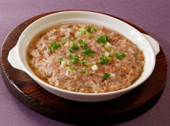 step8: 把肉餅放入蒸鍋，大火隔水蒸10分鐘，即成。