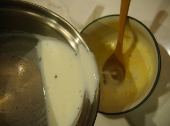 step6: 卡士達醬: 溫熱後的牛奶慢慢加入蛋黃液攪拌。