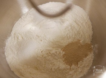 step3: 今次用機器代勞方便好多~(如手搓粉的話請参考楓糖比高包 的搓粉團做法)