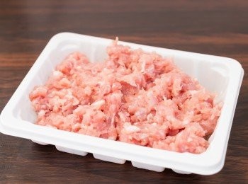 step1: 把醃料加入豬肉中拌勻，醃 10 分鐘以上。