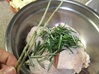 step2: <a href="https://bit.ly/2ZxapeY" target="_blank" data-keyword="雞扒" class="guide-link"><strong>雞扒</strong></a> <span style="display:inline-block;vertical-align:middle;margin-top:-3px;color:initial;border-radius:3px;padding:2px 3px;font-size:12px;line-height:14px;background:#87d300;color:#fff;">即買</span> 置大碗中, 加入醃料及用手撕迷迭香葉, 香葉枝也可以加入同醃半小時或以上