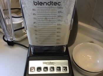 step8: 揀出椰菜花，放入攪拌機，加入少許煮汁，打成蓉。