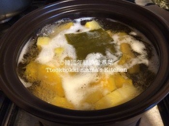 step3: 水滾後取出昆布，