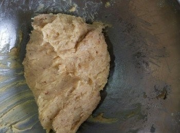 step3: 加入蛋液拌勻。
放雪櫃大概30-40分鐘。