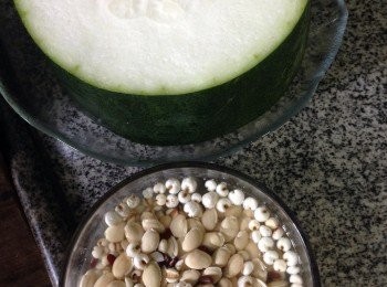 step2: 將冬瓜連皮洗淨，留皮留核囊切大塊，及將扁豆赤小豆先浸淋加入煲內煲淋