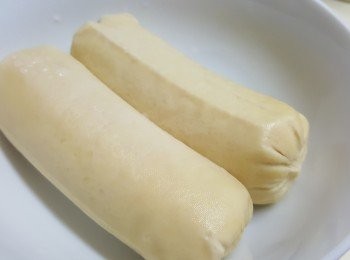 step2: 燒滾一鍋水，將素雞煮2分鐘，盛起，放涼備用。