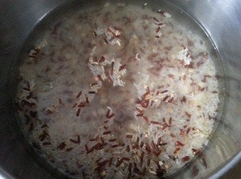 step2: 先將米浸水3小時以上煮成熟飯