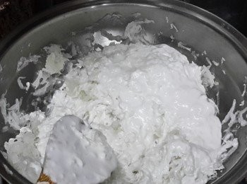 step4: 將蘿蔔絲放入鍋內，用小火煮，期間慢慢倒入步驟三的沾米粉漿，不停攪拌均勻