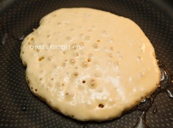 step4: 熱油鍋，將麵糊倒入鍋中用中小火煎到麵糊冒泡後就可以翻面了，翻面後再煎到熟透、上色即可(約1分鐘)。