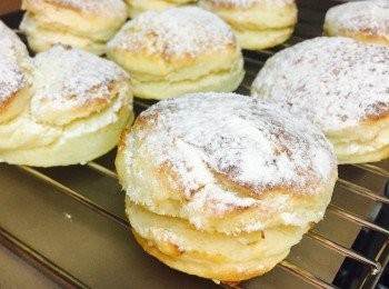 step6: 放入焗爐220度焗10-12分鐘至表面呈金黄。在鬆餅表面篩上少量麵粉即成。