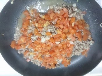 step4: 番茄入鍋拌炒一下後加1杯水（蓋鍋蓋悶）