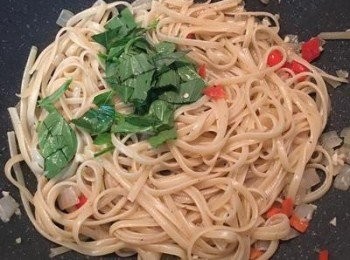 step11: 放入麵拌勻，最後放入辣椒丁及九層塔或羅勒拌炒均勻即可關火起鍋擺盤。