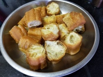 step5: 油條(油炸鬼)，裁切成約 1寸長度