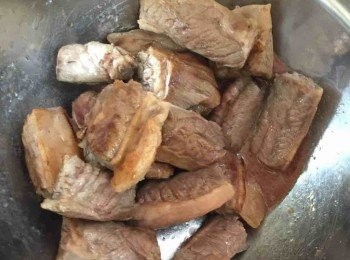 step1: 先把牛腩洗淨後，用醃料醃1小時後，大火煎香表面備用。