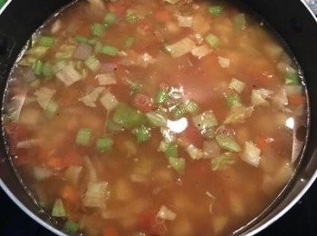 step5: 然後整鍋的料和水都倒入牛肉湯裡,並加入蕃茄醬熬燉20分鐘到馬玲薯和紅蘿蔔都鬆軟就可以試味道做調整.