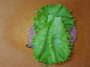 step2: 將生菜放上。
